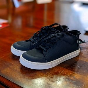 BNWT Boys Tom's Youth Lenny Black - 2Y